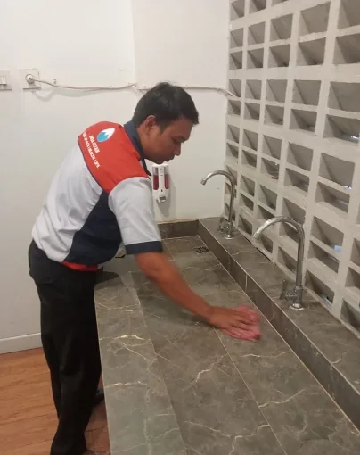 Petugas MJA membersihkan area kerja.