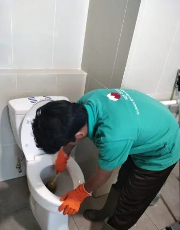 Petugas MJA merawat tanaman di area taman.