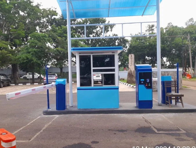 Area gerbang dan fasilitas parkir.
